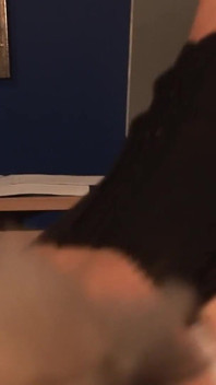 Scenă cu curve dulci - 1_sexy blondă matură sexy cu cur mare în lenjerie are parte de un futai dur la birou