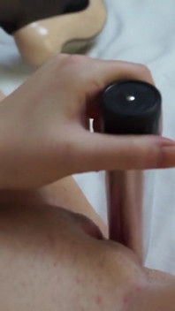 La Calda Mamma Bionda Daisy Woods Ama Giocare Con I Suoi Giocattoli a Letto