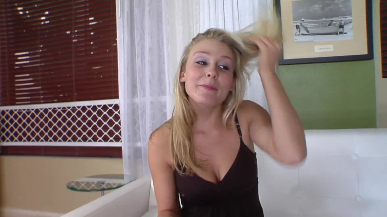 Crispy Teens: Mooie blonde tiener wordt geneukt en in het gezicht gespoten