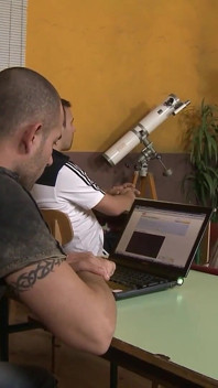 Rubia universitaria es recompensada por su buena nota por el padrastro