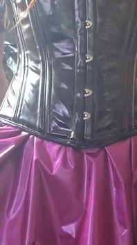Transsexual em vestido de pvc usando um vibrador Xl de johnthomastoys
