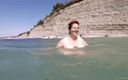 Katrin Porto: Une BBW nue s&amp;#039;amuse dans la mer