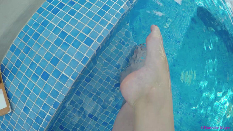 Danielle Maye: Dedos de los pies en bañera de hidromasaje
