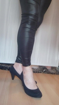 Leggings neri in ecopelle e tacchi alti