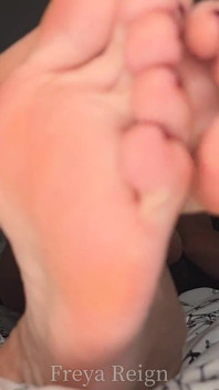 Adoração silenciosa com pés com muitos dedo do pé dentro e fora das meias