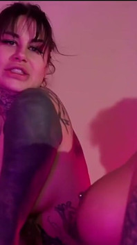 Tetované milfky sdílejí Lucky Stud v parní trojce
