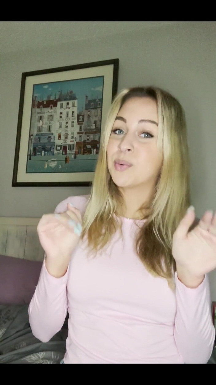 Tiffstreatsxoxo: Omg te faci de râs de fiecare dată când aduci...