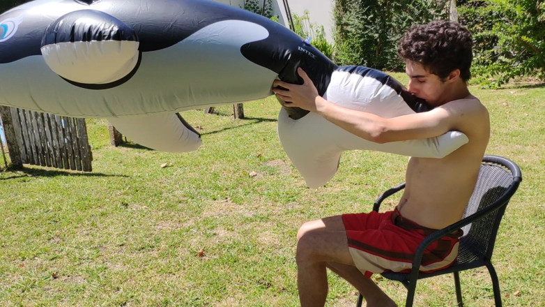 Floatie Boy: Krásný muž nafukuje svou nafukovací velrybu u bazénu venku