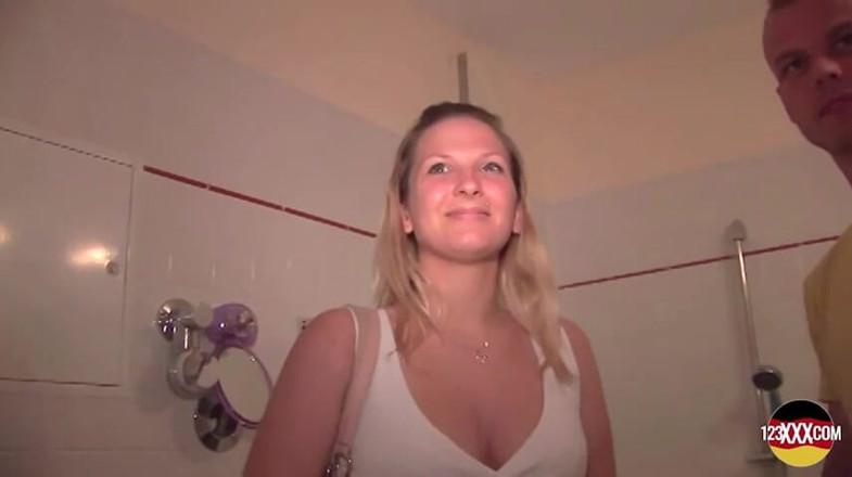 123XXX - 100% Amateurs: Caliente rubia milf de Alemania complaciendo a su gran polla...