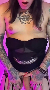 Trans-mädchen emma ink masturbiert mit ihrem großen schwanz
