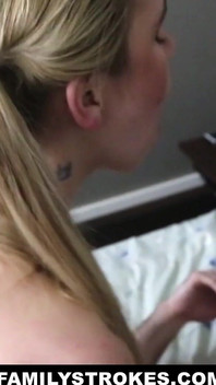 Blonda țâțoasă Alina West călărește pula fratelui ei vitreg