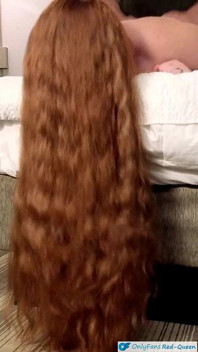 Sich mit meinen langen roten haaren auf den boden drapiert zu lassen, hüpfen und wiegt - haarfetisch-video