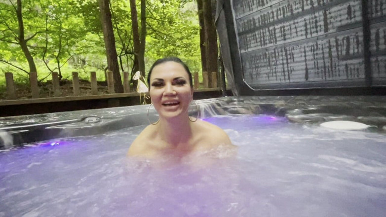 Jasmine Jae: Venkovní šukání ve vířivce