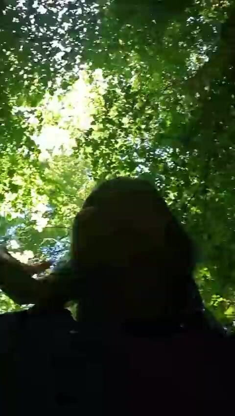 Babe2race: Masturbazione nella foresta durante la pausa pranzo