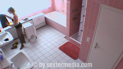 Sextermedia by Pete: Amateur-blondine masturbiert auf toilette