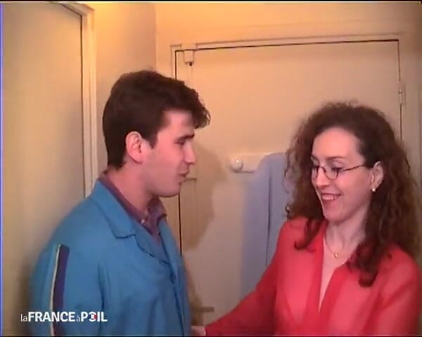 French Family Secrets: Neoholená nezbedná milfka s názvem sos sodomie, aby jí ošukal...