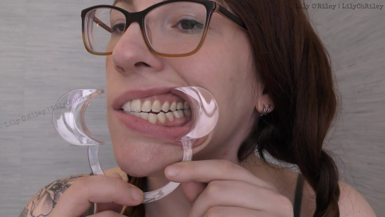 Lily O'Riley: Fetish selamba meleleh mulut W / Penyebar pipi