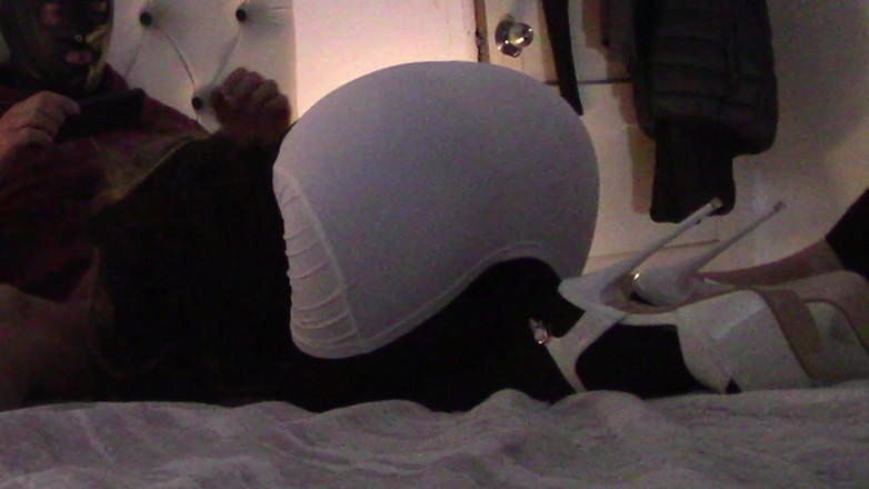 LauraOnHeels: MILF con un culo precioso hace una felación tragándose semen