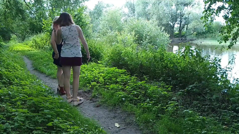 Assol: Due ragazze si sono fermati sul lato della strada per...