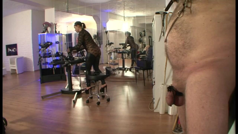 Absolute BDSM films - The original: Ponižující trest za piercing penisu