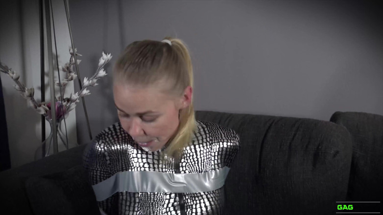 Gag Attack: Darina - catsuit en cinta de esclavitud
