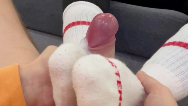 Frenchsockjob: Malam yang tenang di depan tv yang menjadi momen keseruan