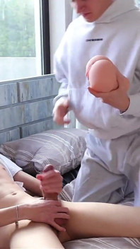 Typ mit riesigem schwanz fickt süßen twink zum schütteln und kommt in ihn