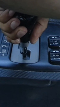 Brincar com vibrador em meu carro, alavanca de câmbio de passeio e porra no armrest clarabitch