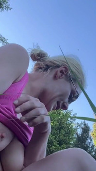 Senderismo, meando y masturbándose en el bosque