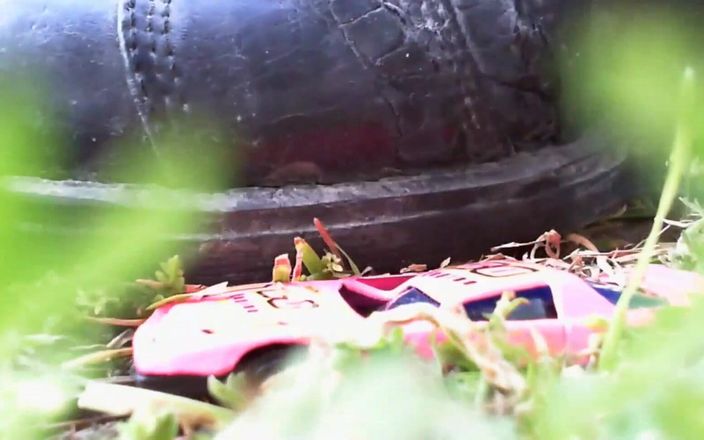 Nicoletta Embassi: Video bollente guarda i miei piedi sfondare una piccola macchina...