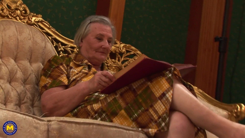 Mature NL: La abuela tiene su coño lamido por una joven ama...