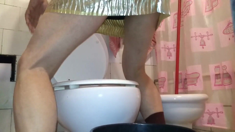 Dildo Man and Cross Hard Sex: トイレで私のお尻をフロスするmmmmm