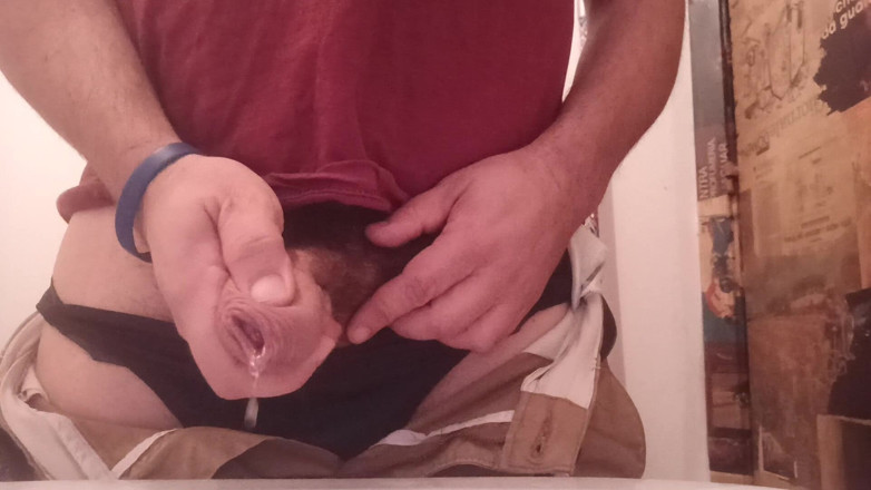 Kinky Guy: Tüylü adam banyoda işiyor