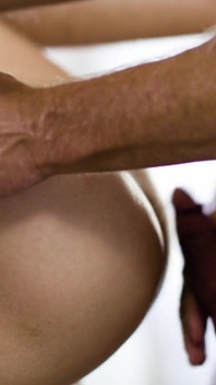 Heteroflexible - Horny Twink Des Irez Wants to Have Fun with Muscular Bear Dilf