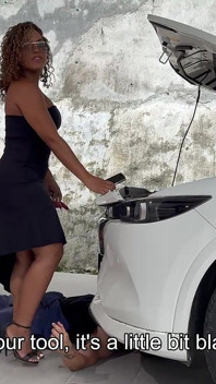 MILF Ebony Latina Engaña a Su Marido Con Joven Mecanico En Sexo Interracial Al Aire Libre!