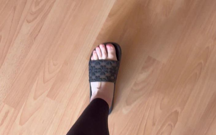 Feet: Pies en chanclas y caminando en chanclas