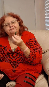 BBW Sjuksköterska Vicki Suger Och Slickar En Godisrör Fir Dig