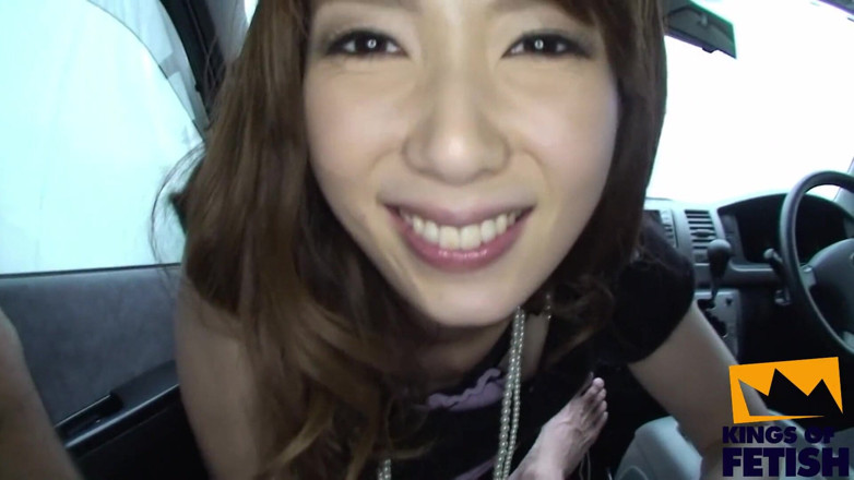 Pure Japanese adult video ( JAV): Japansk brud suger en hårig kuk i bil POV -stil efter...