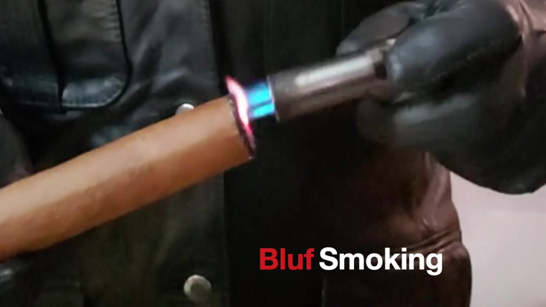 MusclesCigarsFFPig: Fumeur De Cigares Et Pipe En Tenue Bluf