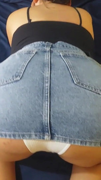 Saya tidak tahan mengongkeknya apabila saya melihatnya dalam skirt mini denimnya