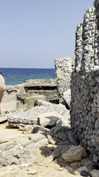 Kinky Monika Fox destruyó agujeros con un consolador grande en el fondo de ruinas en el océano Atlántico