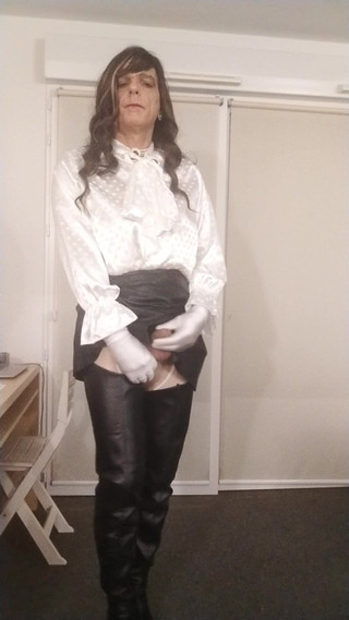 Madame Penelope studio: Mastubation en saten blanc et cuir