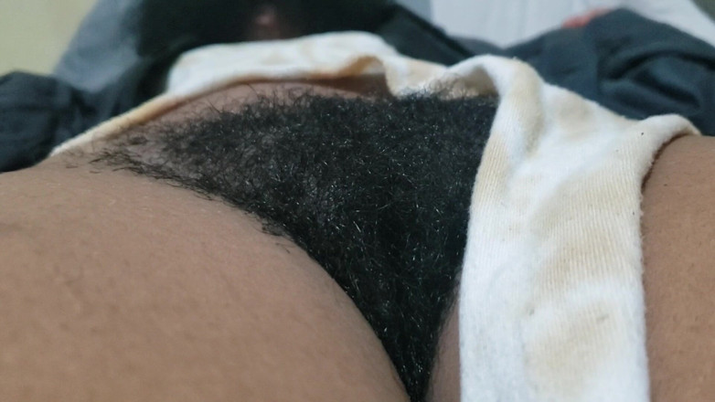 Lovemina: Star Poilue Exhibe Sa Chatte Naturelle Dans Une Présence Sensuelle...