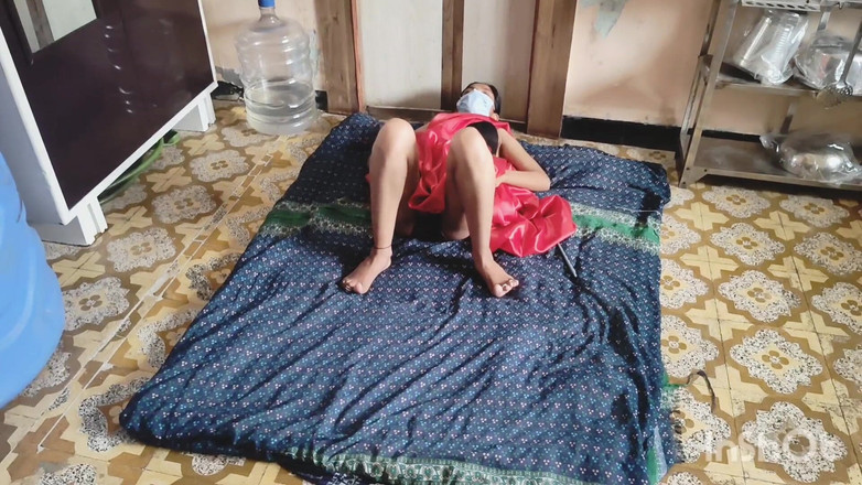 Desishycouple: Desi Bhabhi Shivani masturbuje v červeném sárí.
