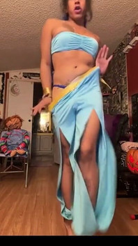 Prințesa Tsjade Stripdances în costum de Halloween