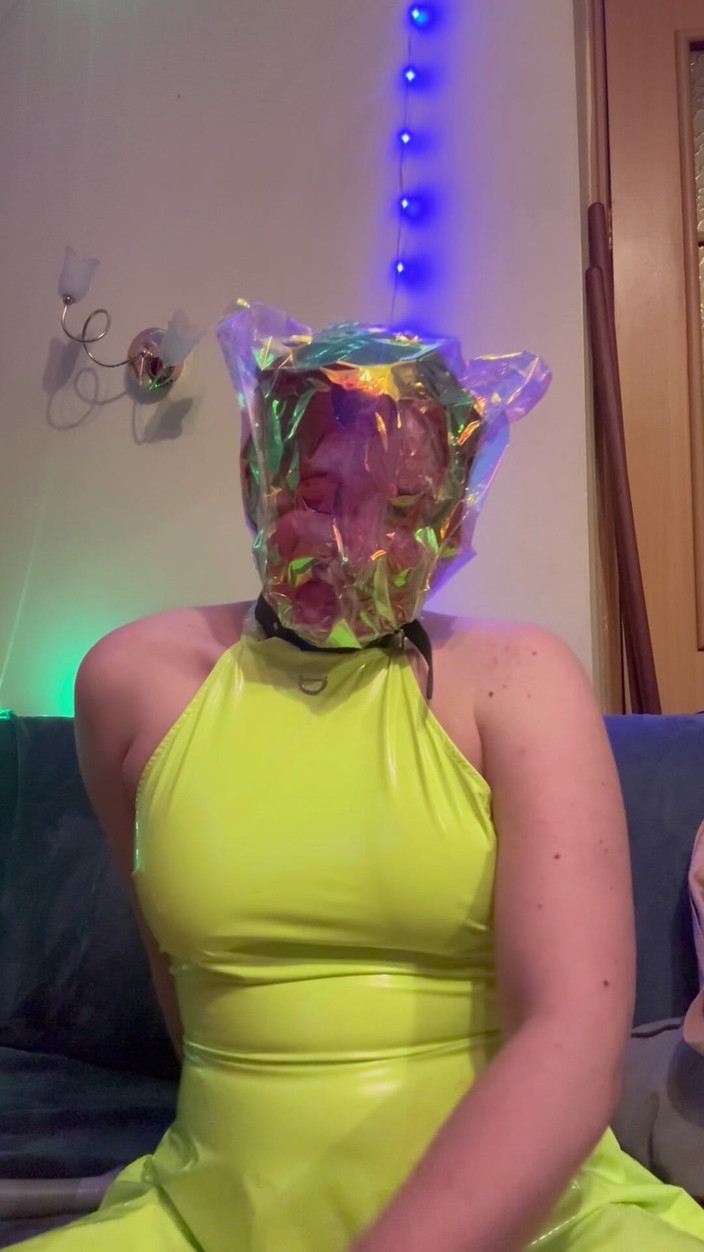 Elena917: Badehose, Plastiktüte, Klebeband und Nasenklemmen