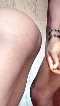 Une Femme Nudiste Excitée Baise L’invité De Son Mari Avec Une Énorme Bite Noire En Levrette Dans La Cuisine