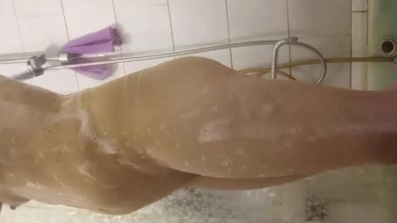 Nicolette69w: MAMĂ SEXY FACE UN DUȘ