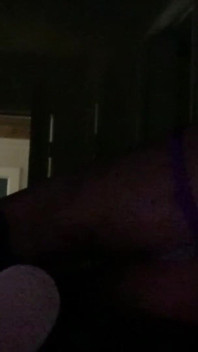 Fată sexy efeminată apt la ușă larg deschisă futându-și curul cu un vibrator atât de riscant