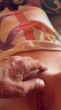 Przypadkowe domowe porno – przyjaciel mojego męża, masturbuje moją cipkę do orgazmu (POV)